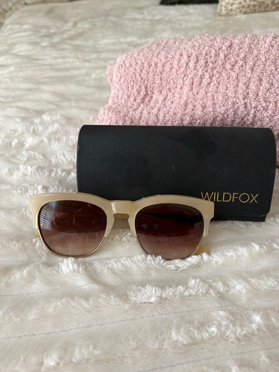 Wildfox Accessories - Wildfox Cream Frame Sunglasses with Brown Gradient Lenses with case